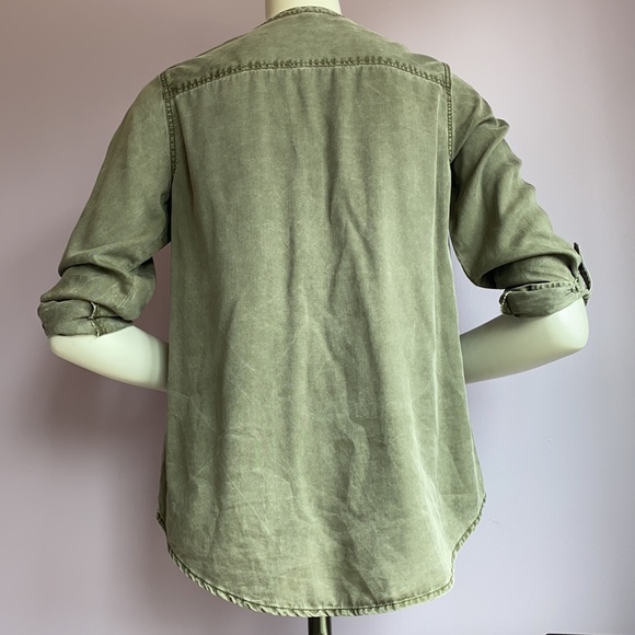 Express V-neck Shirt in Green - Picture 9 of 10